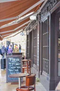 Birleşik Krallık, Oxford, 23.03.2023: Oxford şehri ve eski taşlı sokakların manzarası binalar ve ortaçağ mimarisi.