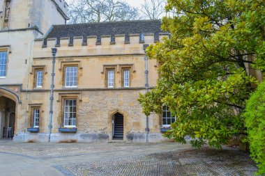 Birleşik Krallık, Oxford, 23.03.2023: Oxford Üniversitesi 'nin kurucu üniversitesi olan St John' s College 'nin giriş bahçesine bakın.