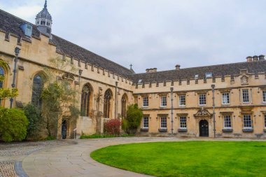 Birleşik Krallık, Oxford, 23.03.2023: Oxford Üniversitesi 'nin kurucu üniversitesi olan St John' s College 'nin giriş bahçesine bakın.