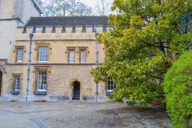 Birleşik Krallık, Oxford, 23.03.2023: Oxford Üniversitesi 'nin kurucu üniversitesi olan St John' s College 'nin giriş bahçesine bakın.