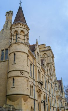 Balliol Koleji, Oxfords 'un en eski üniversitelerinden biridir; İngilizce konuşulan dünyanın en eski akademik kurumu, Oxford' daki Broad Str 'da yer almaktadır..