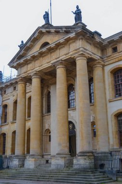 İngiltere, Oxford, 21.03.2023: Clarendon Binası Broad Caddesi, Oxford, İngiltere, Bodleian Kütüphanesi ve Sheldonian Tiyatrosu 'nun yanında ve şehir merkezine yakın.