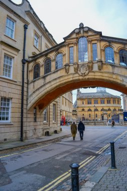 Birleşik Krallık, Oxford, 23.03.2023: Hertford Köprüsü, sıklıkla İç Çekiş Köprüsü olarak adlandırılır, İngiltere 'de New College LaneOxford' da Hertford Üniversitesi 'nin iki bölümüne askyway ile katılır..