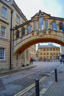 Birleşik Krallık, Oxford, 23.03.2023: Hertford Köprüsü, sıklıkla İç Çekiş Köprüsü olarak adlandırılır, İngiltere 'de New College LaneOxford' da Hertford Üniversitesi 'nin iki bölümüne askyway ile katılır..