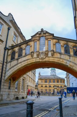 Birleşik Krallık, Oxford, 23.03.2023: Hertford Köprüsü, sıklıkla İç Çekiş Köprüsü olarak adlandırılır, İngiltere 'de New College LaneOxford' da Hertford Üniversitesi 'nin iki bölümüne askyway ile katılır..