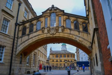 Birleşik Krallık, Oxford, 23.03.2023: Hertford Köprüsü, sıklıkla İç Çekiş Köprüsü olarak adlandırılır, İngiltere 'de New College LaneOxford' da Hertford Üniversitesi 'nin iki bölümüne askyway ile katılır..