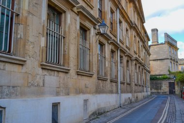 Birleşik Krallık, Oxford, 23.03.2023: Oxford şehri ve eski taşlı sokakların manzarası binalar ve ortaçağ mimarisi.