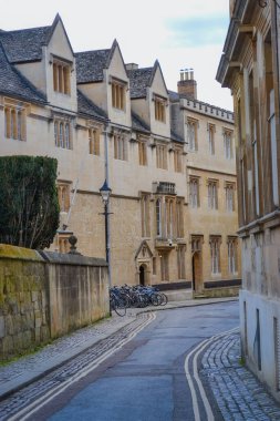 Birleşik Krallık, Oxford, 23.03.2023: Oxford şehri ve eski taşlı sokakların manzarası binalar ve ortaçağ mimarisi.