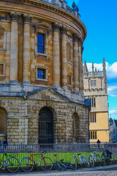 Resimdeki Radcliffe Kamerası, Bodleian Kütüphanesi 'nin ek okuma odalarına ev sahipliği yapıyor.