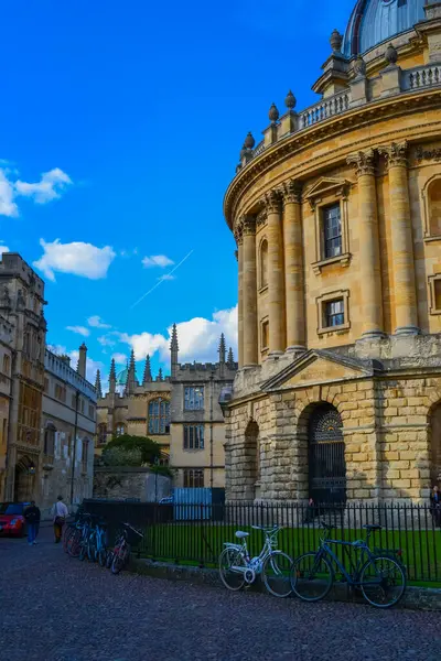 Resimdeki Radcliffe Kamerası, Bodleian Kütüphanesi 'nin ek okuma odalarına ev sahipliği yapıyor.