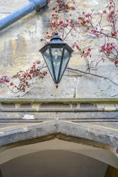 Oxford sokakları, bahçeli şapelin kemerli girişine bakın..