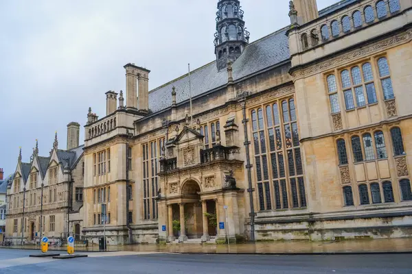 Birleşik Krallık, Oxford, 23.03.2023: Oxford şehri ve eski taşlı sokakların manzarası binalar ve ortaçağ mimarisi.