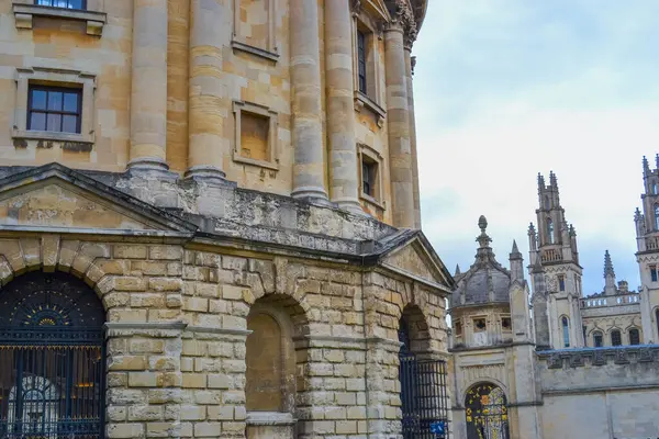 Resimdeki Radcliffe Kamerası, Bodleian Kütüphanesi 'nin ek okuma odalarına ev sahipliği yapıyor.