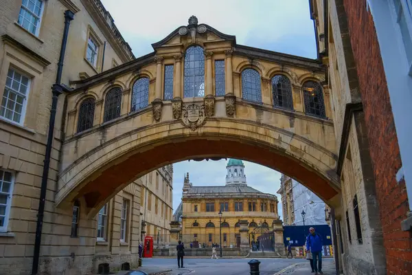 Birleşik Krallık, Oxford, 23.03.2023: Hertford Köprüsü, sıklıkla İç Çekiş Köprüsü olarak adlandırılır, İngiltere 'de New College LaneOxford' da Hertford Üniversitesi 'nin iki bölümüne askyway ile katılır..