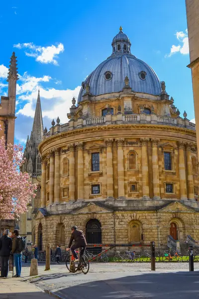 Oxford, İngiltere, 25.03.2023: Bodleian Kütüphanesi 'nin ek okuma odalarına ev sahipliği yapan Radcliffe Kamerası
