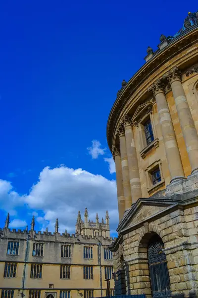 Oxford, İngiltere, 25.03.2023: Bodleian Kütüphanesi 'nin ek okuma odalarına ev sahipliği yapan Radcliffe Kamerası