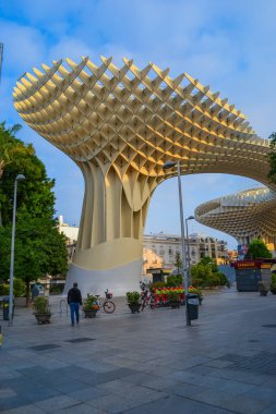 İspanya, Seville, 24.05.2023: Setas de Sevilla veya Las Setas, başlangıçta Metropol Şemsiyesi olarak adlandırılan, La Encarnacin Meydanı 'nda bulunan büyük bir ahşap yapıdır.