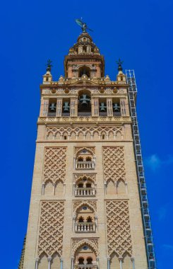 Seville, İspanya, 26.05.2023: Seville Katedrali 'nin' La Giralda 'adı verilen çan kulesi UNESCO tarafından Dünya Mirası Alanıdır.
