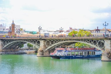 27.05.2023, Seville, İspanya: Puente de Triana veya Triana Köprüsü, Seville 'de bulunan bir metal kemer köprüdür.