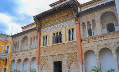 İspanya, Seville, 26.05.2023: Sevilla Kraliyet Alczarları, tarihi olarak el-Kazr el-Muriq olarak bilinir ve halk arasında Sevilla 'nın Alczar' ı olarak bilinir, Sevilla 'da bir kraliyet sarayıdır.