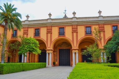 İspanya, Seville, 26.05.2023: Sevilla Kraliyet Alczarları, tarihi olarak el-Kazr el-Muriq olarak bilinir ve halk arasında Sevilla 'nın Alczar' ı olarak bilinir, Sevilla 'da bir kraliyet sarayıdır.