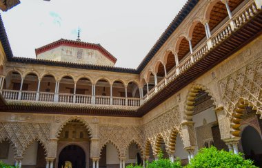 İspanya, Seville, 26.05.2023: Sevilla Kraliyet Alczarları, tarihi olarak el-Kazr el-Muriq olarak bilinir ve halk arasında Sevilla 'nın Alczar' ı olarak bilinir, Sevilla 'da bir kraliyet sarayıdır.