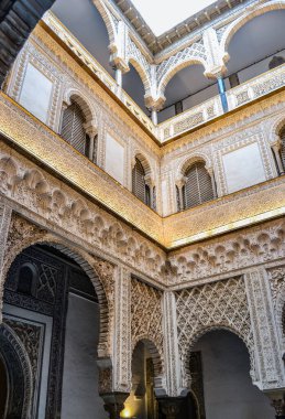 İspanya, Seville, 26.05.2023: Sevilla Kraliyet Alczarları, tarihi olarak el-Kazr el-Muriq olarak bilinir ve halk arasında Sevilla 'nın Alczar' ı olarak bilinir, Sevilla 'da bir kraliyet sarayıdır.