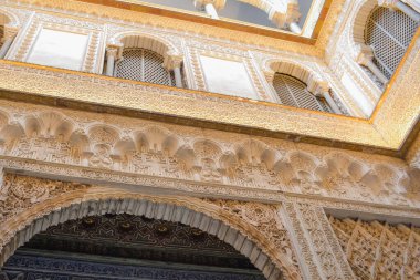 İspanya, Seville, 26.05.2023: Sevilla Kraliyet Alczarları, tarihi olarak el-Kazr el-Muriq olarak bilinir ve halk arasında Sevilla 'nın Alczar' ı olarak bilinir, Sevilla 'da bir kraliyet sarayıdır.