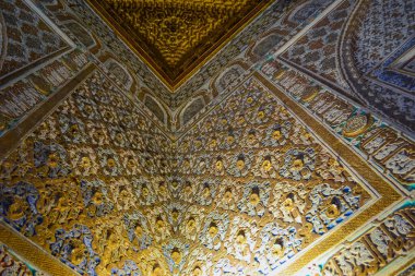 İspanya, Seville, 26.05.2023: Sevilla Kraliyet Alczarları, tarihi olarak el-Kazr el-Muriq olarak bilinir ve halk arasında Sevilla 'nın Alczar' ı olarak bilinir, Sevilla 'da bir kraliyet sarayıdır.