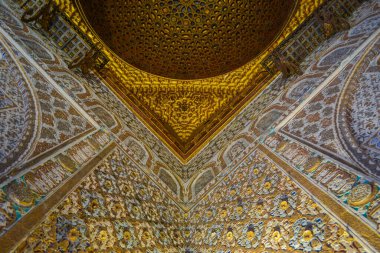 İspanya, Seville, 26.05.2023: Sevilla Kraliyet Alczarları, tarihi olarak el-Kazr el-Muriq olarak bilinir ve halk arasında Sevilla 'nın Alczar' ı olarak bilinir, Sevilla 'da bir kraliyet sarayıdır.