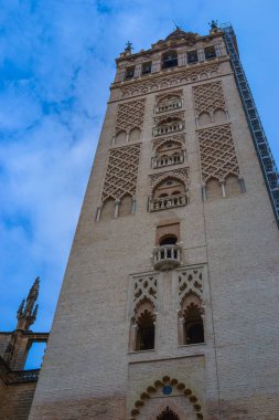 Seville, İspanya, 26.05.2023: Seville Katedrali 'nin' La Giralda 'adı verilen çan kulesi UNESCO tarafından Dünya Mirası Alanıdır.