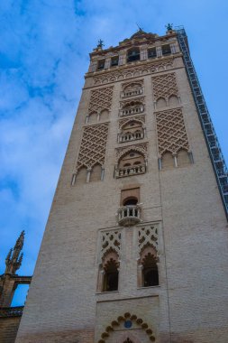 Seville, İspanya, 26.05.2023: Seville Katedrali 'nin' La Giralda 'adı verilen çan kulesi UNESCO tarafından Dünya Mirası Alanıdır.