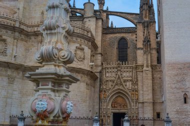 27.05.2023, Seville, İspanya: Plaza Virgen de Los Reyes Meydanı 'nda bulunan' Fuente Farola 'adlı bu fonatin