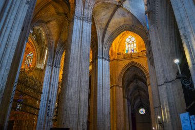 İspanya, Seville, 28.05.2023: Halka açık Sevilla katedrali. Heykellerle süslenmiş giriş..  