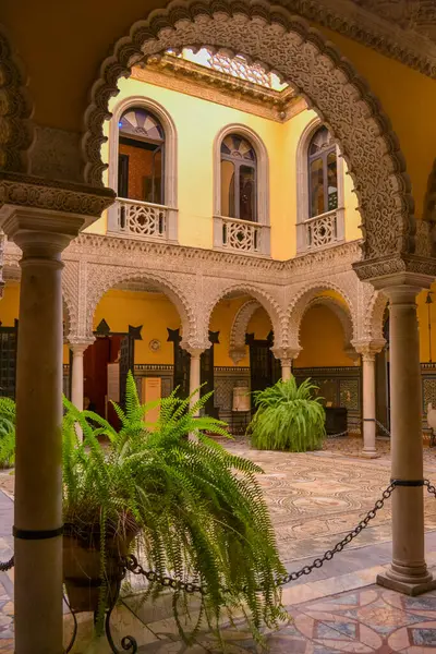 İspanya, Seville, 23.05.2023: Lebrija Kontesi Sarayı, Sevilla 'nın merkezinde halka açık bir ev müzesidir. 