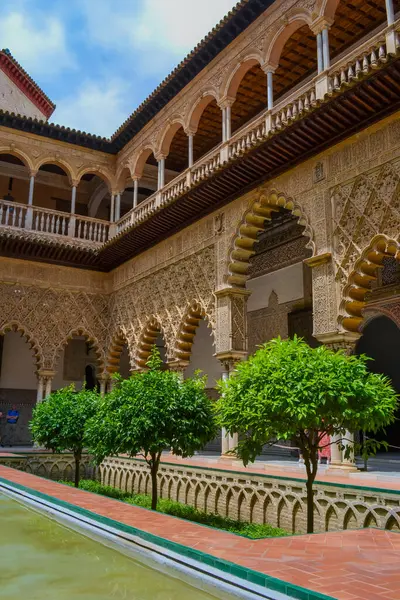 İspanya, Seville, 26.05.2023: Sevilla Kraliyet Alczarları, tarihi olarak el-Kazr el-Muriq olarak bilinir ve halk arasında Sevilla 'nın Alczar' ı olarak bilinir, Sevilla 'da bir kraliyet sarayıdır.