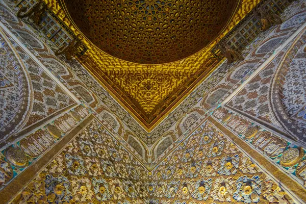 İspanya, Seville, 26.05.2023: Sevilla Kraliyet Alczarları, tarihi olarak el-Kazr el-Muriq olarak bilinir ve halk arasında Sevilla 'nın Alczar' ı olarak bilinir, Sevilla 'da bir kraliyet sarayıdır.