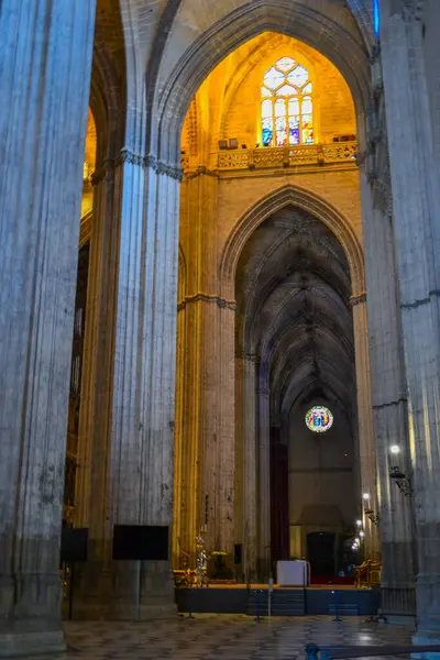 İspanya, Seville, 28.05.2023: Halka açık Sevilla katedrali. Heykellerle süslenmiş giriş..  