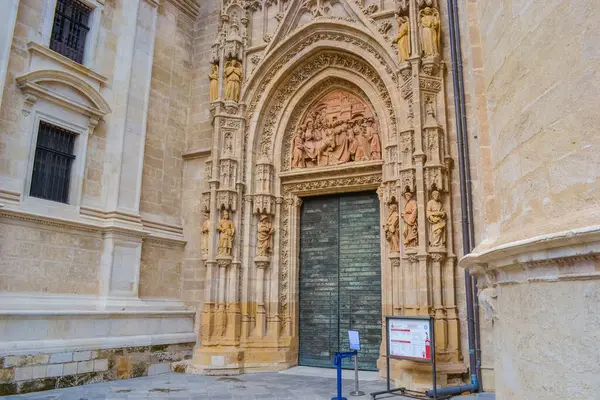 İspanya, Seville, 28.05.2023: Halka açık Sevilla katedrali. Heykellerle süslenmiş giriş..  