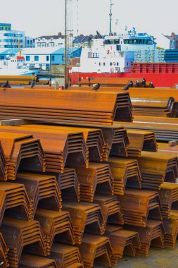 Shoreham, İngiltere, 07.05.2022: Kargo limanında demir parmaklıklar.