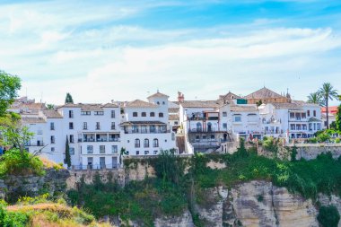Kayalıklardaki eski şehir manzarası. Ronda, İspanya.