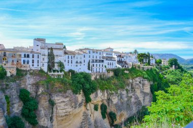 Kayalıklardaki eski şehir manzarası. Ronda, İspanya.