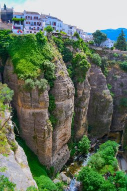 Kayalıklardaki eski şehir manzarası. Ronda, İspanya.