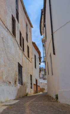 Ronda, İspanya, 25.05.2022: Ronda Eski Kasaba Casco Antiguo. Beyaz mimarisi, dar sokakları, beyaz binaları, balkonları olan eski bir kasaba..