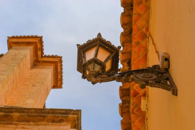 Ronda, İspanya, 25.05.2022: Ronda Eski Kasaba Casco Antiguo. Beyaz mimarisi, dar sokakları, beyaz binaları, balkonları olan eski bir kasaba..