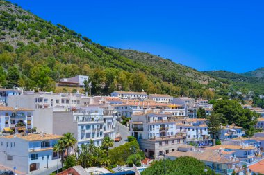 Mijas, İspanya, 28.05.2022: Dar sokaklar, balkonlar ve dağlardaki süslü evler.