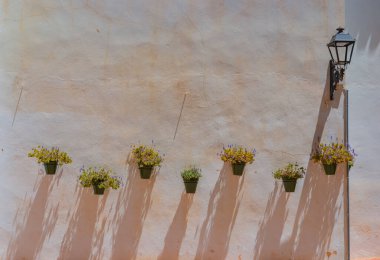 Çiçek saksıları evlerin duvarlarına dekor olarak asılıydı. Endülüs 'ün ünlü dekoru..