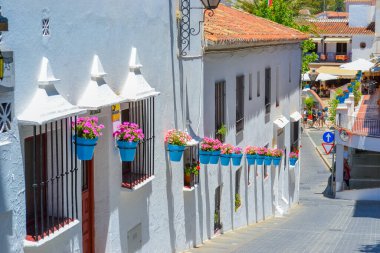 Çiçek saksıları evlerin duvarlarına dekor olarak asılıydı. Endülüs 'ün ünlü dekoru..