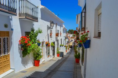 Mijas, İspanya, 28.05.2022: Dar sokaklar, balkonlar ve dağlardaki süslü evler.
