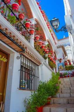 Çiçek saksıları evlerin duvarlarına dekor olarak asılıydı. Endülüs 'ün ünlü dekoru..